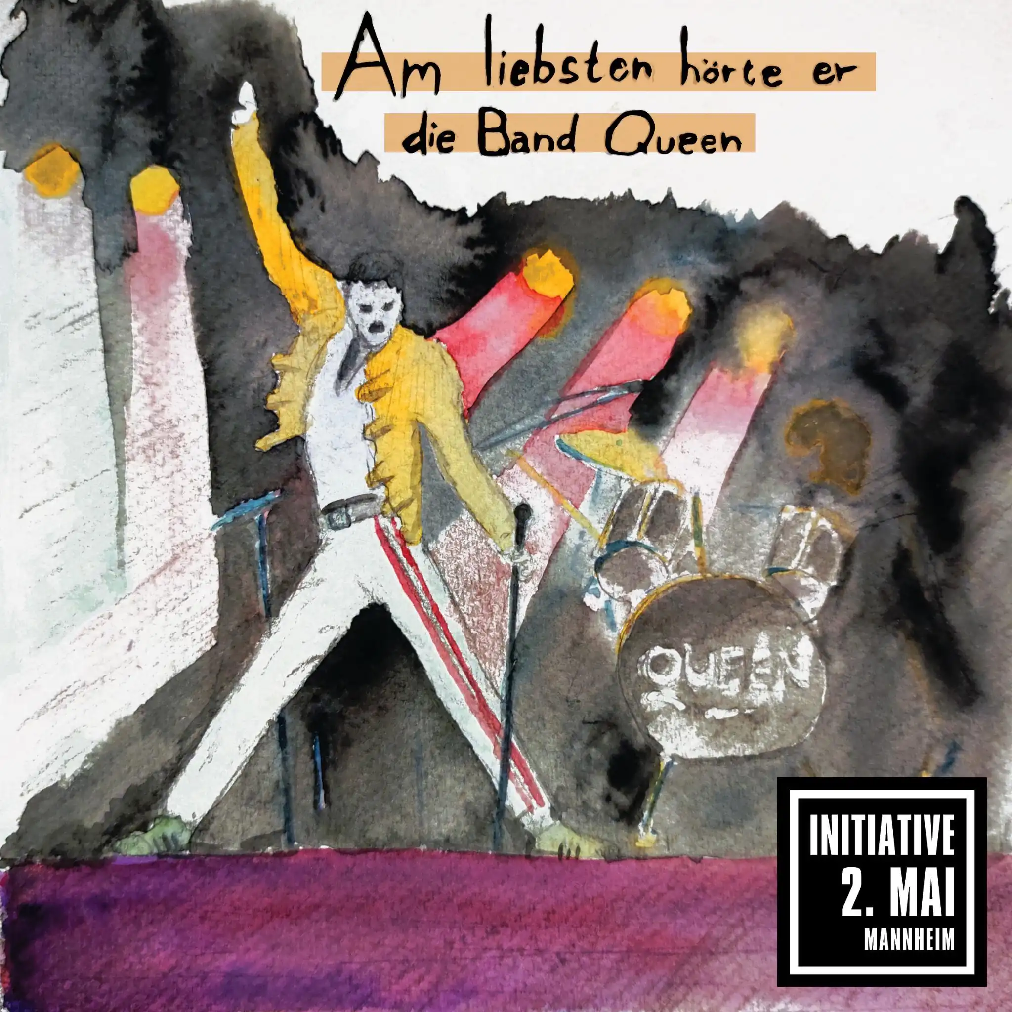 Ein Bild in Bleistift und Aquarellfarben zeigt ein stilisiertes Queen-Konzert. Freddie Mercury, in einer gelben Jacke über einem weißen Muskelshirt und einer weissen Hose mit einem roten Streifen, steht in einer siegreichen Pose auf einer großen lila Bühne. Er hält ein Mikrofon in seiner linken Hand, während er mit seiner rechten Hand nach oben zeigt. Im Hintergrund sind Mikrofone, das Schlagzeug der Band und gelb-rote Bühnenlichter zu sehen. Oben steht geschrieben: „Am liebsten hörte er die Band Queen“